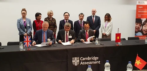 Lễ ký kết Biên bản ghi nhớ hợp tác giữa trường ĐH Bách khoa Hà Nội và Cambridge Assessment trước sự chứng kiến của Bộ trưởng Phùng Xuân Nhạ cùng các đại diện của Cambridge Assessment