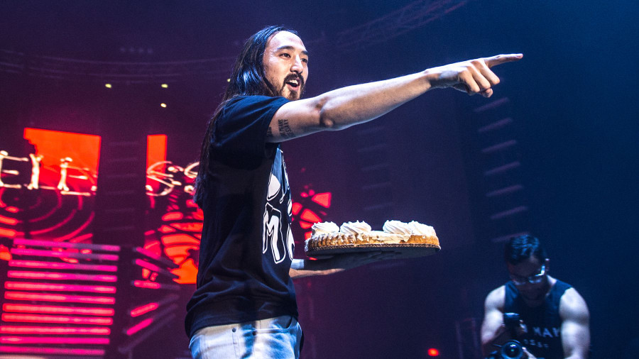 Steve Aoki với màn ném bánh quen thuộc.