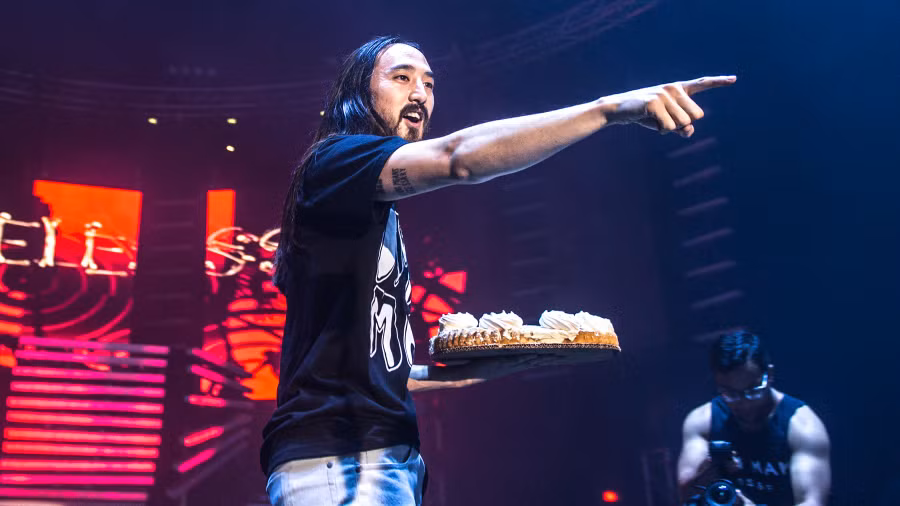 Steve Aoki với màn ném bánh quen thuộc. Steve Aoki với màn ném bánh quen thuộc.