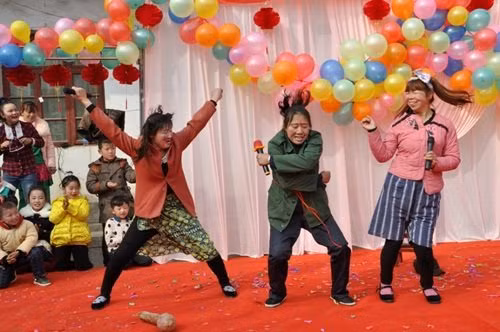 phi cuoi voi hinh anh cac me 