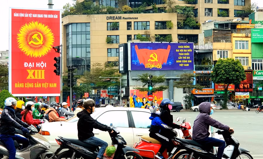 Hà Nội trang hoàng rực rỡ cờ hoa chào mừng Đại hội XIII của Đảng ảnh 14