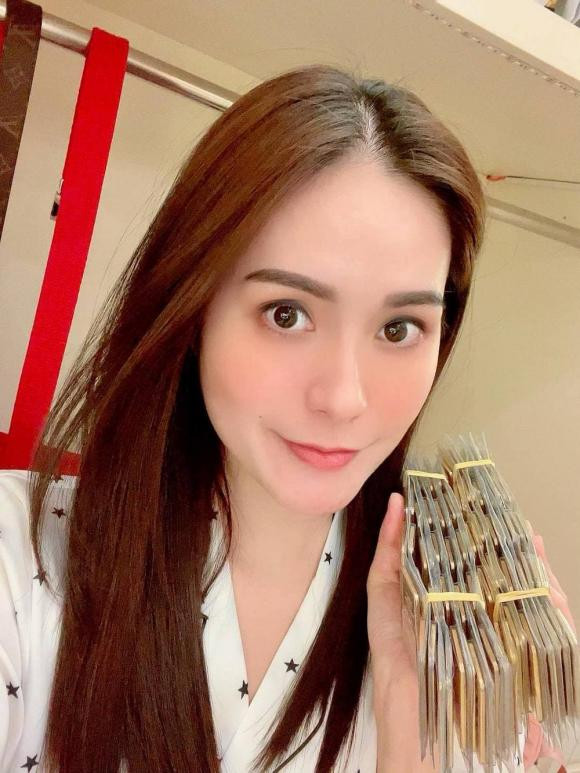 Đặc biệt, xét về độ chịu chi và chịu chơi trong ngày vía Thần tài không thể không nhắc tới cô nàng Đoàn Di Băng. Theo như chia sẻ, cô nàng này đã mua 100 cây vàng tương đương 4kg để cầu may.