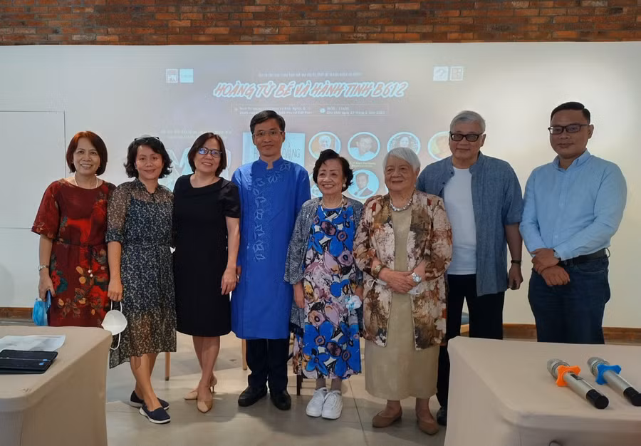 Các đại biểu và khách mời chụp ảnh lưu niệm tại sự kiện offline được tổ chức ở Thành phố Hồ Chí Minh.