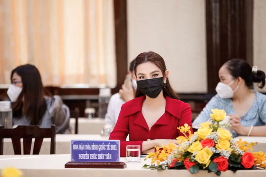 Hoa hậu Thùy Tiên gửi lời tri ân đến các y bác sĩ đã ngày đêm hết lòng để bảo vệ sức khỏe người dân.