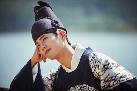 Chưa khi nào màn ảnh Hàn Quốc lại có nhiều mỹ nam cổ trang như vậy! - Ảnh 5 Chua khi nao man anh Han Quoc lai co nhieu my nam co trang nhu vay! - Anh 5