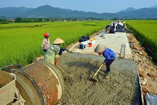 Phát triển kết cấu hạ tầng giao thông trong phong trào xây dựng nông thôn mới. Ảnh: Thanh Hà - TTXVN.