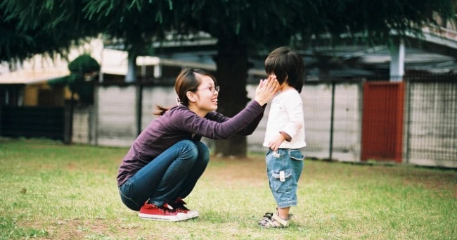 Cha mẹ là những người học phương pháp giáo dục và cũng là những người thực hiện nó (Ảnh minh họa).