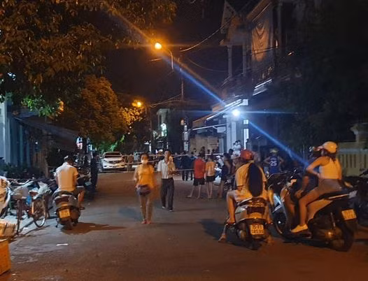 Lực lượng chức năng phong toả khám nghiệm hiện trường.