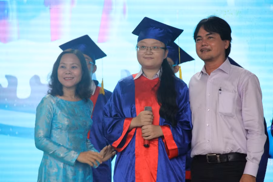 Hạnh phúc vì được sự quan tâm dìu dắt của các thầy cô