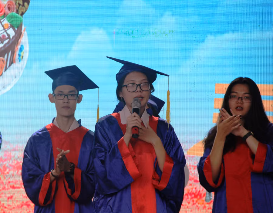 Bày tỏ những suy nghĩ, những ước mơ của mình với thầy cô, cha mẹ và các bạn