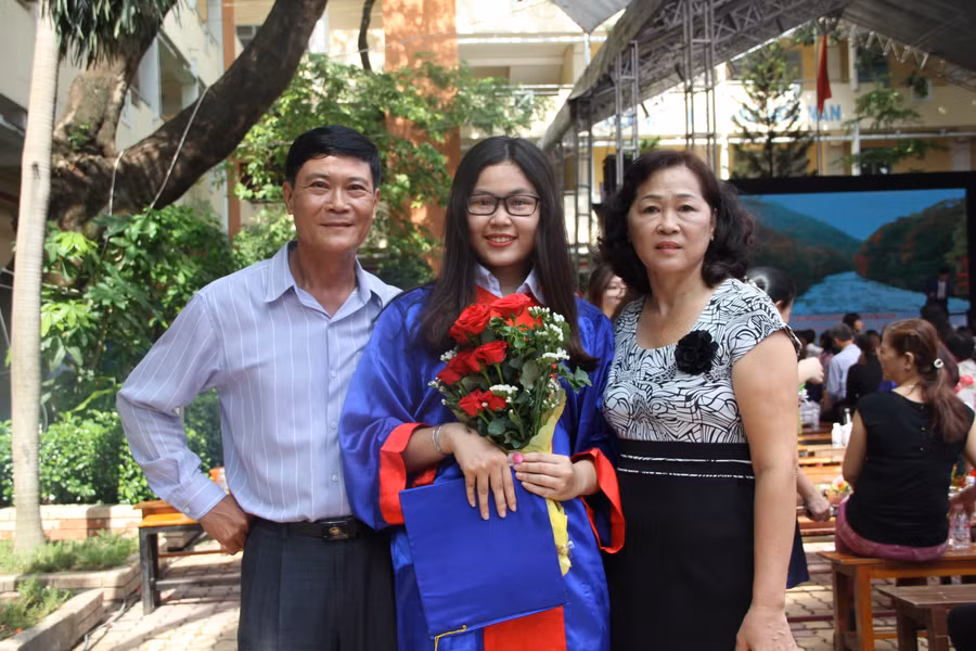 Ba mẹ cùng đến dự lễ trưởng thành của con