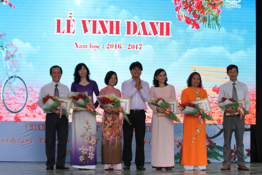 Hiệu trưởng nhà trường trao giấy khen cho các giáo viên