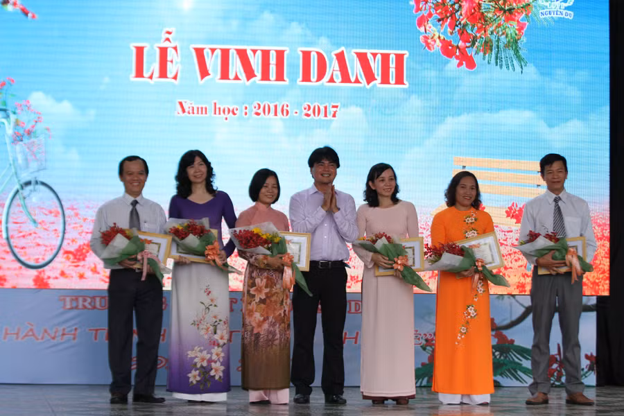 Hiệu trưởng nhà trường trao giấy khen cho các giáo viên