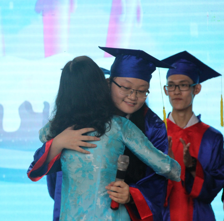 Cái ôm thật chặt đầy xúc động của hai cô trò