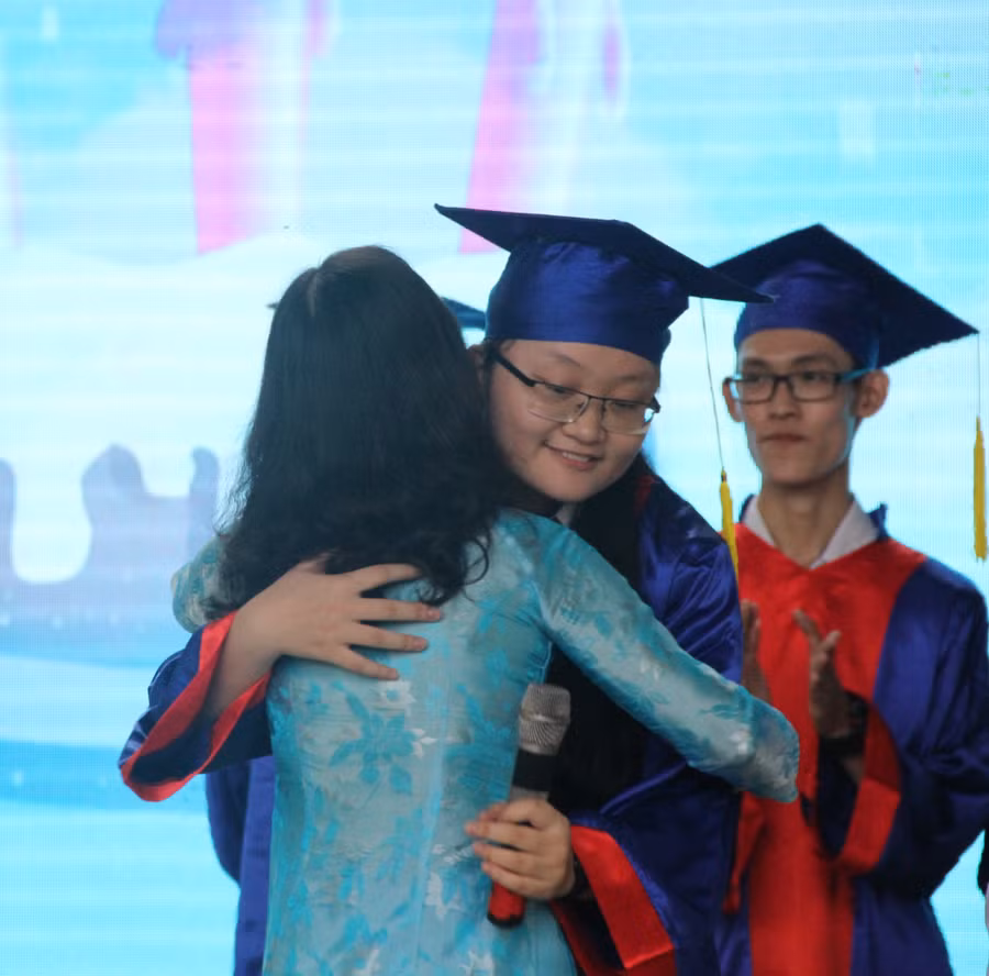 Cái ôm thật chặt đầy xúc động của hai cô trò