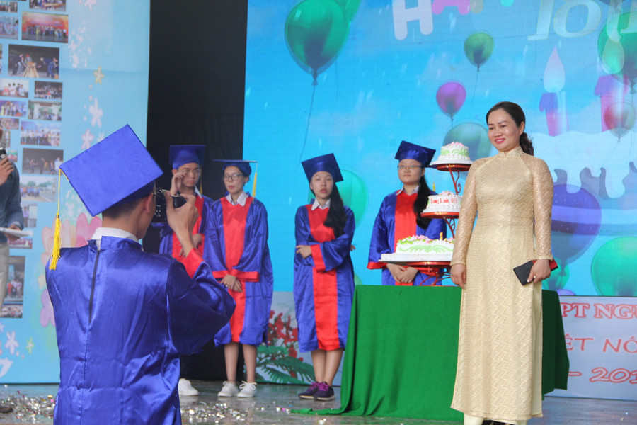 Thể hiện niềm đam mê nhiếp ảnh với mẹ ngay tại lễ trưởng thành