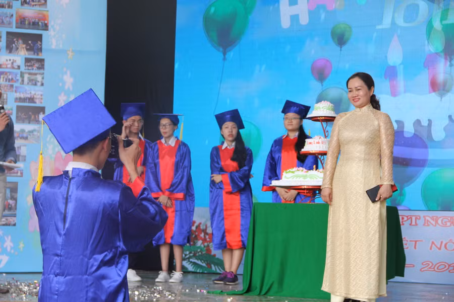 Thể hiện niềm đam mê nhiếp ảnh với mẹ ngay tại lễ trưởng thành