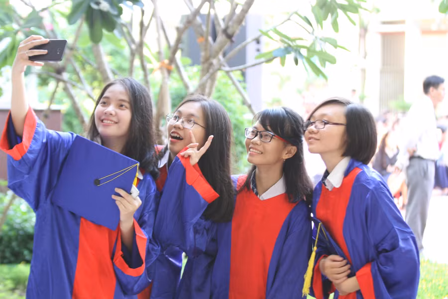 Nhóm bạn cùng nhau ghi lại khoảnh khắc trong ngày đặc biệt