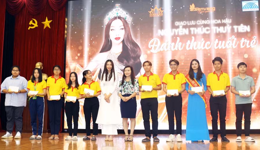 Hoa hậu Thùy Tiên và TS Đặng Thị Ngọc Lan - Phó Hiệu trưởng Trường ĐH Cửu Long trao học bổng cho sinh viên.