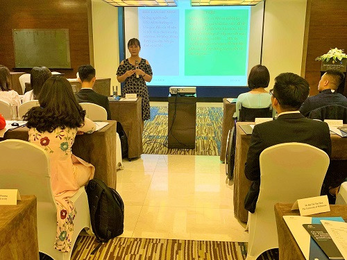 Chị Phạm Thị Huệ chia sẻ các kiến thức về an toàn tình dục cho các tân học viên. Chị Phạm Thị Huệ chia sẻ các kiến thức về an toàn tình dục cho các tân học viên.