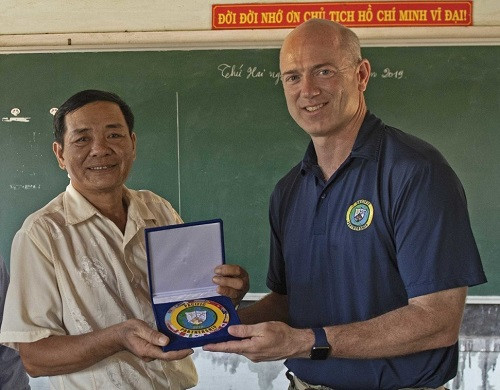 Đại tá Randy Van Rossum - Chỉ huy trưởng Chương trình PP19 -tặng Trường Tiểu học Chu Văn An kỷ niệm chương Đối tác Thái Bình Dương 2019