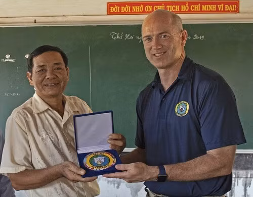 Đại tá Randy Van Rossum - Chỉ huy trưởng Chương trình PP19 -tặng Trường Tiểu học Chu Văn An kỷ niệm chương Đối tác Thái Bình Dương 2019