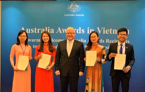 Đại sứ Australia tại Việt Nam – Ngài Craig Chittick - và các học viên Học bổng Chính phủ Australia.