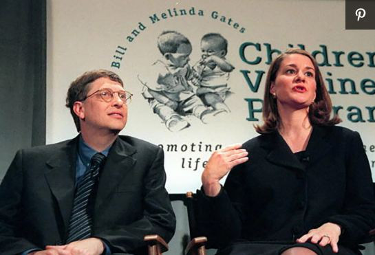 Cặp đôi đã tổ chức một cuộc họp báo vào năm 2005 để công bố món quà trị giá 100 triệu đô la để thành lập Chương trình vắc xin cho trẻ em.