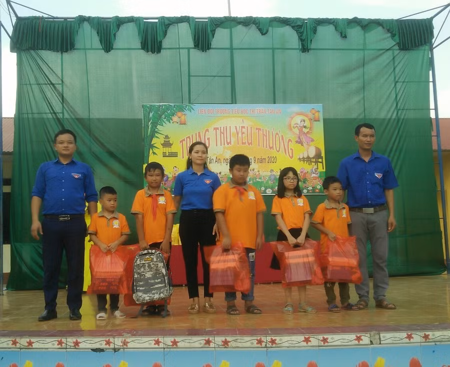 Ban thường vụ Đoàn thị trấn Tân An trao quà cho các em học sinh có hoàn cảnh khó khăn.