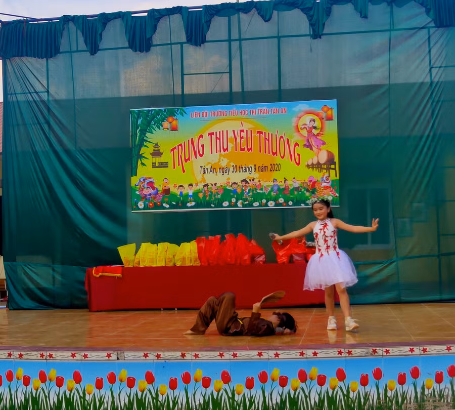 Hình ảnh đáng yêu của chị Hằng và chú Cuội.