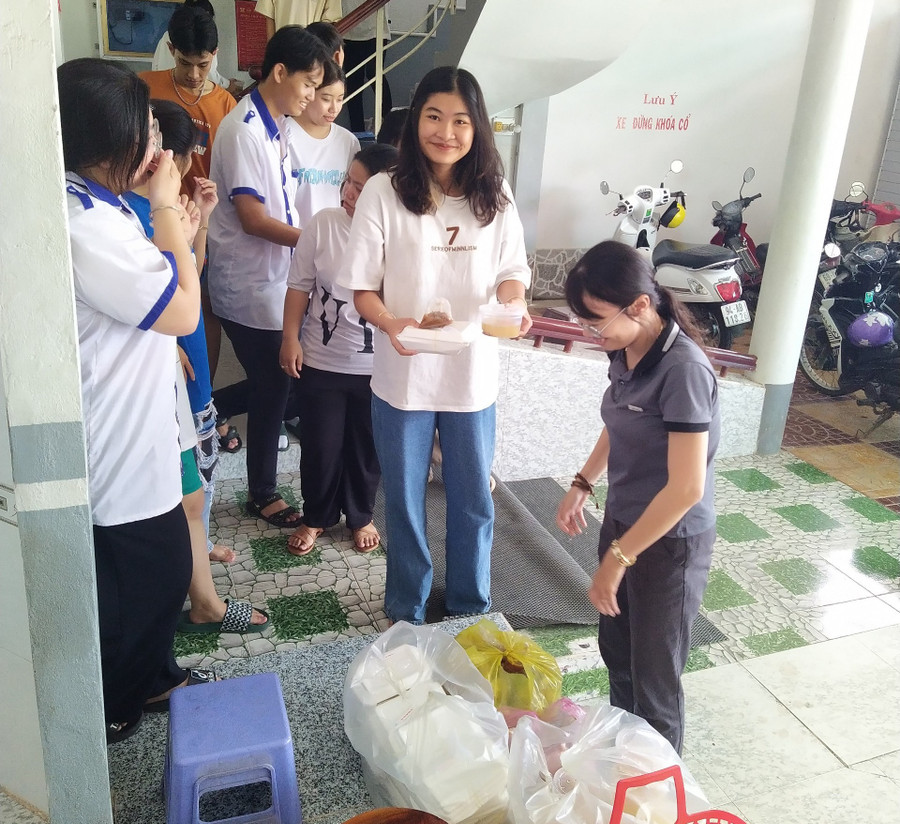 HS Trường THPT Ngọc Hiển dự thi tại huyện Năm Căn được hỗ trợ cơm miễn phí. HS Trường THPT Ngọc Hiển dự thi tại huyện Năm Căn được hỗ trợ cơm miễn phí.