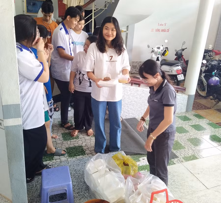 HS Trường THPT Ngọc Hiển dự thi tại huyện Năm Căn được hỗ trợ cơm miễn phí.