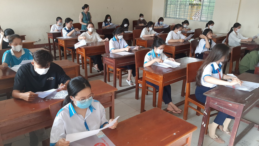 Thí sinh làm thủ tục dự thi tại điểm thi Trường THPT Đầm Dơi (Cà Mau). Thí sinh làm thủ tục dự thi tại điểm thi Trường THPT Đầm Dơi (Cà Mau).