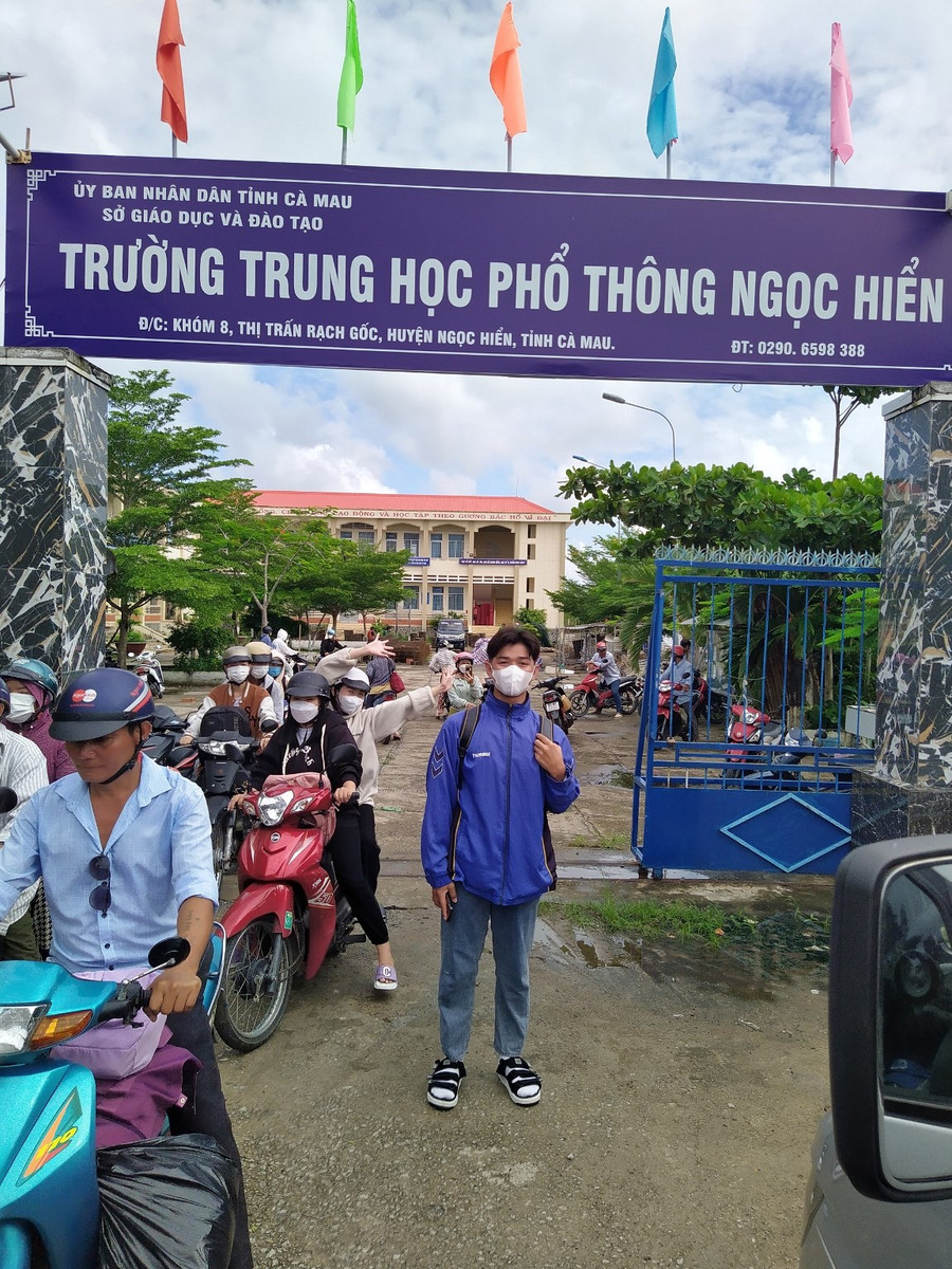 Từ sáng sớm, học sinh Trường THPT Ngọc Hiển đến trường chuẩn bị lên đường đi thi. Từ sáng sớm, học sinh Trường THPT Ngọc Hiển đến trường chuẩn bị lên đường đi thi.