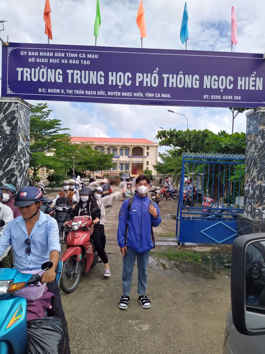 Từ sáng sớm, học sinh Trường THPT Ngọc Hiển đến trường chuẩn bị lên đường đi thi.