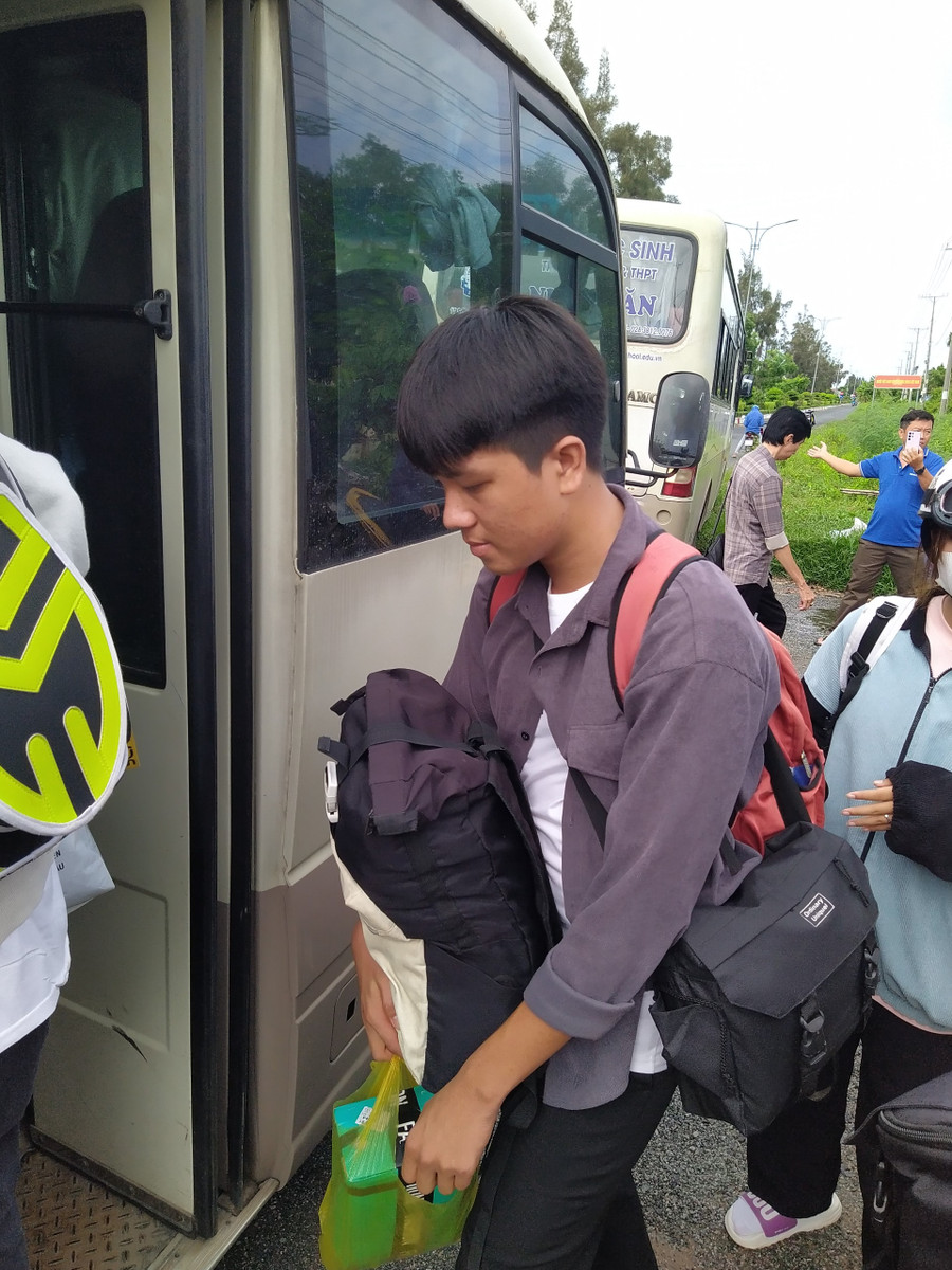 HS Trường THPT Ngọc Hiển lên xe di chuyển sang huyện Năm Căn dự thi. HS Trường THPT Ngọc Hiển lên xe di chuyển sang huyện Năm Căn dự thi.