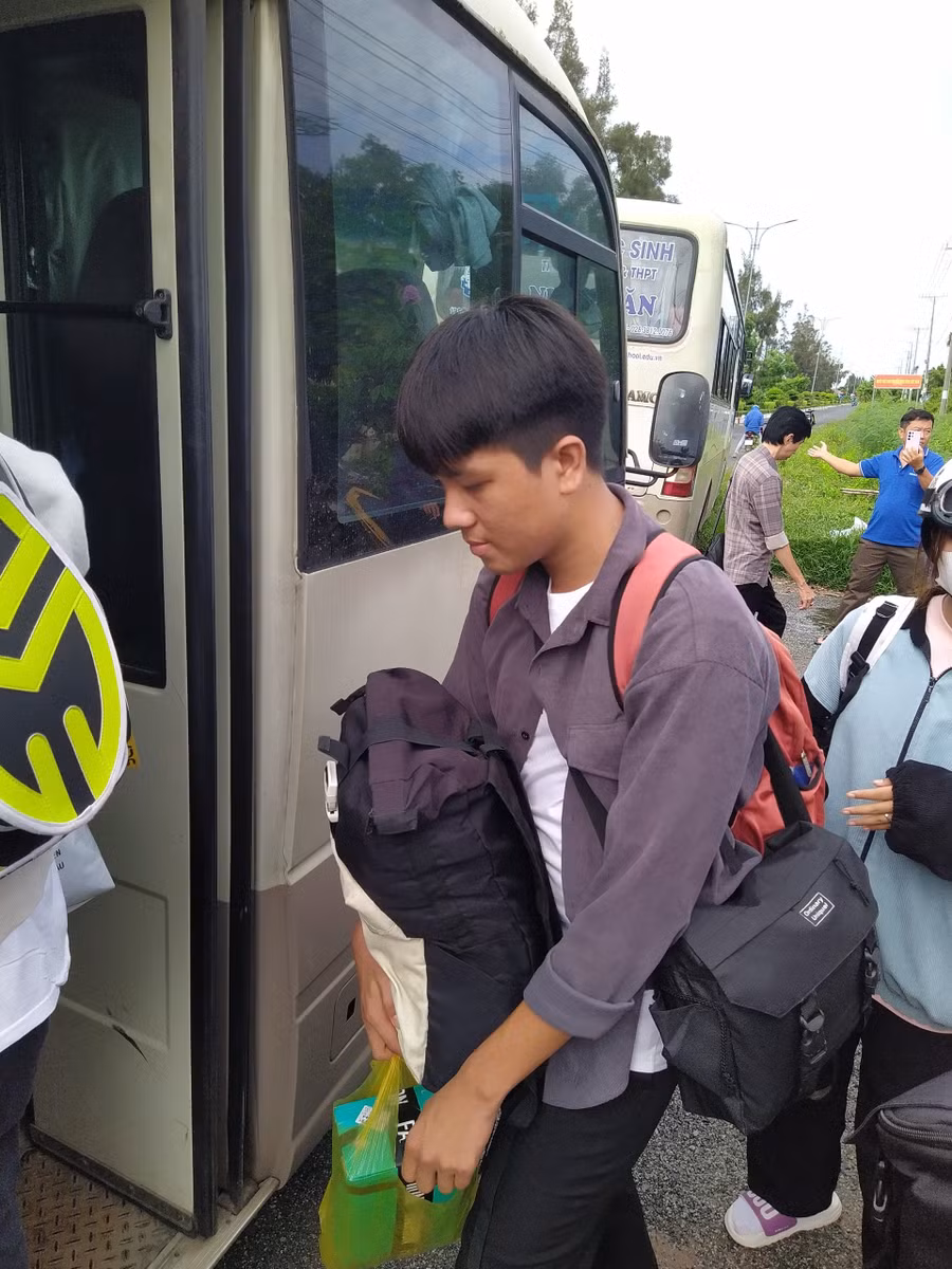 HS Trường THPT Ngọc Hiển lên xe di chuyển sang huyện Năm Căn dự thi.