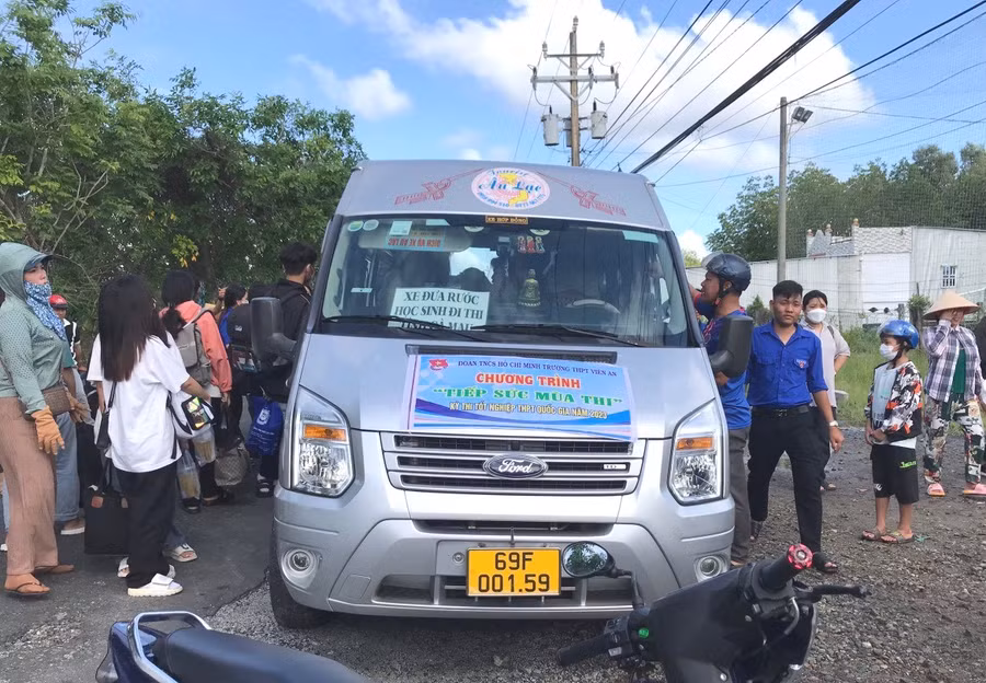 HS Trường THPT Viên An lên xe, khởi hành sang huyện Năm Căn dự thi.