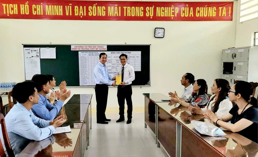 Ông Phạm Tuân - Bí thư Huyện ủy Mỹ Tú (Sóc Trăng) thăm, động viên cán bộ coi thi tại điểm thi THPT Mỹ Hương. Ông Phạm Tuân - Bí thư Huyện ủy Mỹ Tú (Sóc Trăng) thăm, động viên cán bộ coi thi tại điểm thi THPT Mỹ Hương.