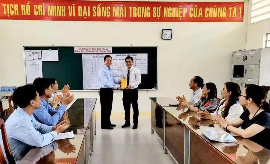 Ông Phạm Tuân - Bí thư Huyện ủy Mỹ Tú (Sóc Trăng) thăm, động viên cán bộ coi thi tại điểm thi THPT Mỹ Hương.