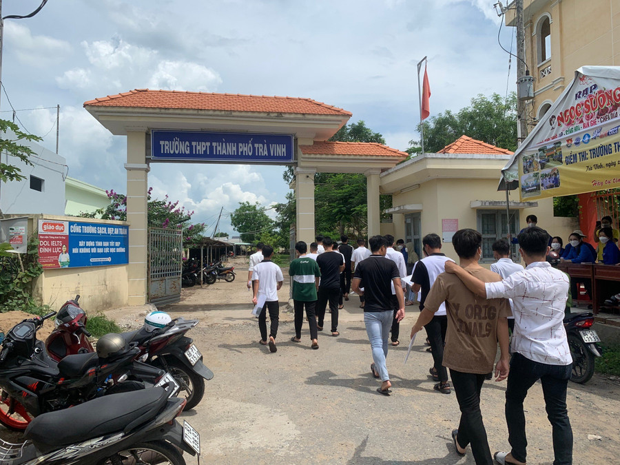 Thí sinh vào điểm thi THPT TP Trà Vinh làm thủ tục dự thi chiều 27/6. Thí sinh vào điểm thi THPT TP Trà Vinh làm thủ tục dự thi chiều 27/6.