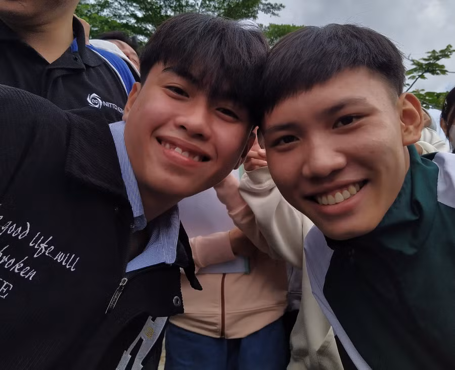 Các em HS Trường THPT Ngọc Hiển thi tại huyện Năm Căn tự tin trước giờ làm thủ tục chiều 27/6.