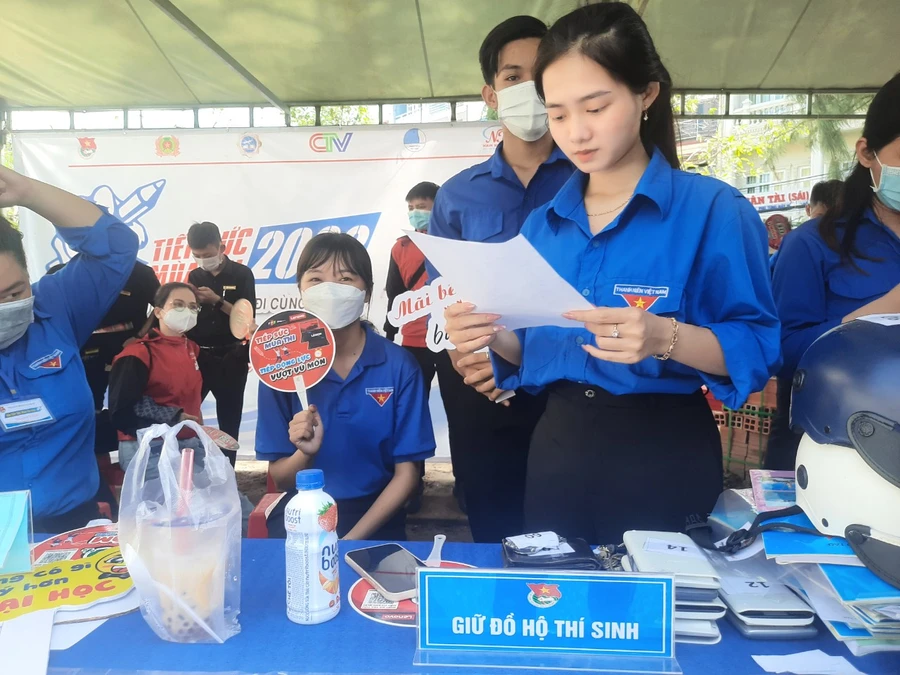 Lực lượng tình nguyện viên sẵn sàng hỗ trợ thí sinh đất mũi.