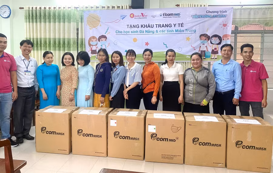 Đại diện các trường học ở Đà Nẵng tiếp nhận khẩu trang tế kháng khuẩn