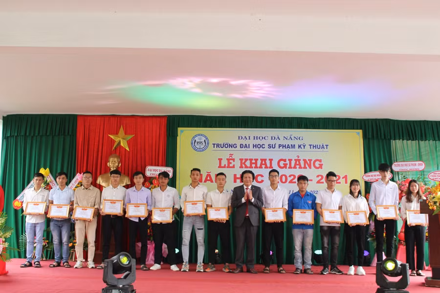 Hiệu trưởng trường ĐH Sư phạm Kỹ thuật (ĐH Đà Nẵng) khen thưởng cho tân SV đạt điểm cao trong kỳ tuyển sinh 2020