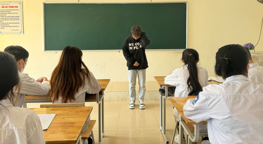 Áo đen ngày nào giờ đã thành họa sĩ. Ảnh: NH.