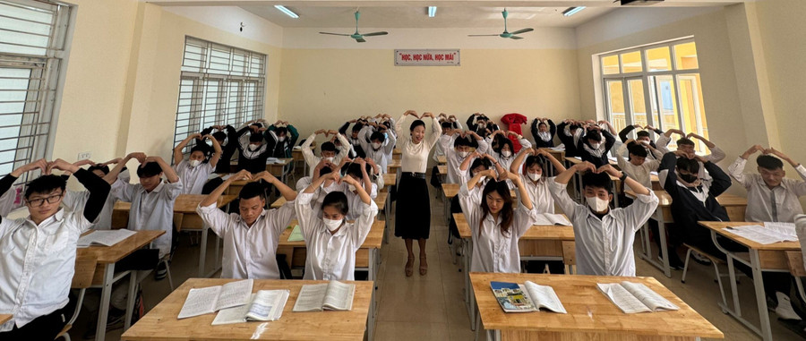 Bằng sự nhiệt tình, yêu thương, nhẫn nại… giáo viên sẽ có cách chinh phục từng thử thách giúp học sinh thắp sáng tương lai. Ảnh: NH.