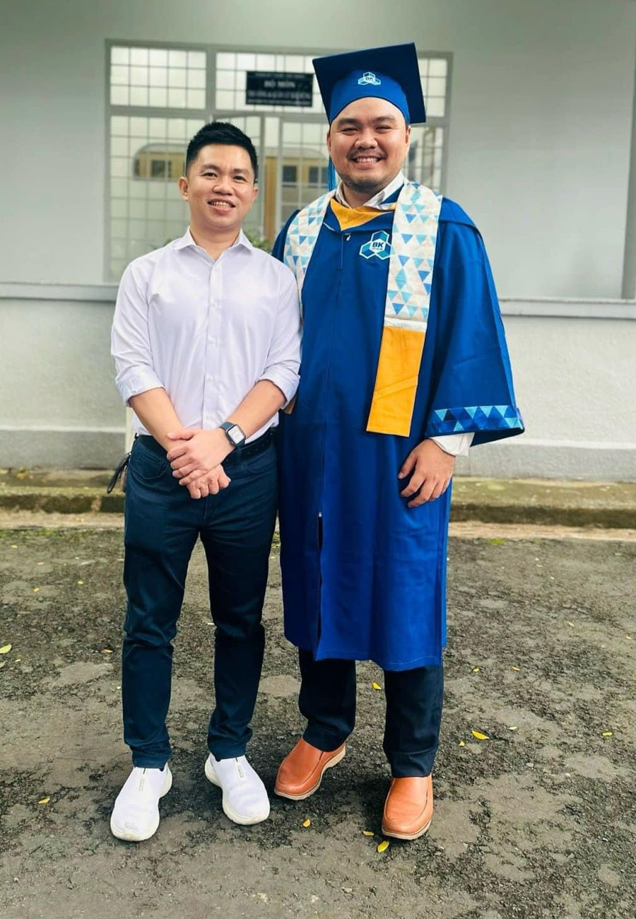 ThS Lưu Ngọc Quỳnh Khôi (bên trái) cùng PGS.TS Phạm Vũ Hồng Sơn - giảng viên hướng dẫn cao học của mình. Ảnh: NVCC ThS Lưu Ngọc Quỳnh Khôi (bên trái) cùng PGS.TS Phạm Vũ Hồng Sơn - giảng viên hướng dẫn cao học của mình. Ảnh: NVCC