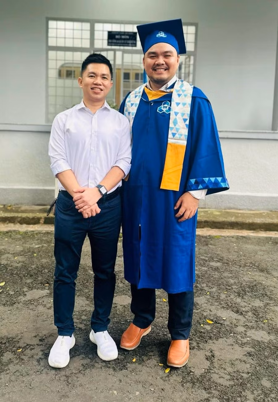 ThS Lưu Ngọc Quỳnh Khôi (bên trái) cùng PGS.TS Phạm Vũ Hồng Sơn - giảng viên hướng dẫn cao học của mình. Ảnh: NVCC