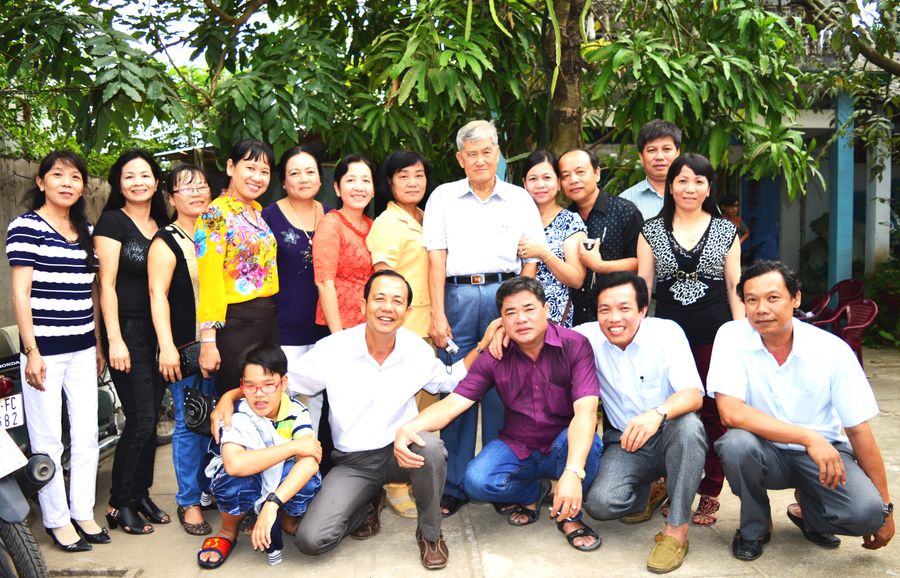 Thầy Huỳnh Văn Minh (đứng thứ 5 từ phải sang) cùng với các thế hệ cựu sinh viên. Ảnh: X. Lương